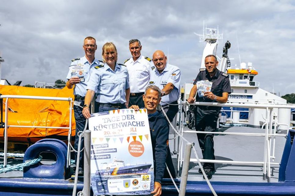 Die Organisatoren der „Tage der Küstenwache“: Ingo Schweinem, Nadine Blumberg und Frank Rogatty (alle Bundespolizei), Frans Ijben (Tourismus-Agentur Lübecker Bucht), Volker Hofele (Technisches Hilfswerk) und der Wehrführer der Freiwilligen Feuerwehr Neustadt Marcel Moldenhauer (v. lks.).