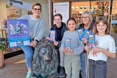 GZL-Chefin Bettina Krause präsentierte zusammen mit den Theatermachern Lasse Rösser, Romina Lopez, Susanne Hampel und Milena Heisler (von links) das neue Programm der Niederdeutschen Bühne Preetz. Die Flyer liegen  öffentlich aus.
