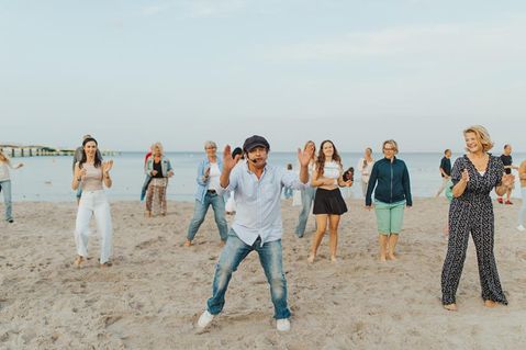 Eine Anmeldung ist nicht erforderlich – jeder kann einfach vorbeikommen und mittanzen. Die Teilnahme ist kostenfrei. (Foto: ©www.luebecker-bucht-ostsee.de)