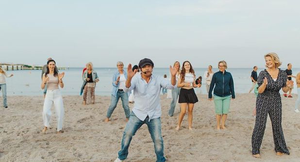 Eine Anmeldung ist nicht erforderlich – jeder kann einfach vorbeikommen und mittanzen. Die Teilnahme ist kostenfrei. (Foto: ©www.luebecker-bucht-ostsee.de)