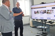 Landrat Timo Gaarz  (l) und Digitalisierungsmanager Heiko Nowak (r.) sprechen über die Möglichkeiten der neuen Engagementbörse.