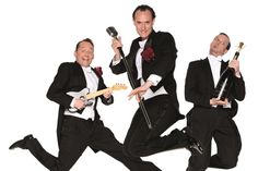 Ein wahres Füllhorn verrückt-verdrehter Ideen schütten die drei Hamburger über ihr Publikum aus.