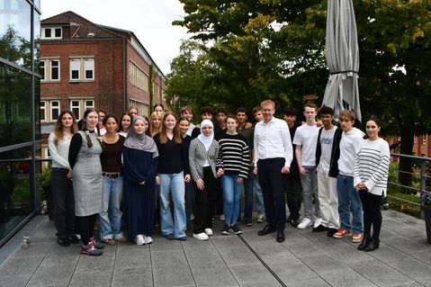 Das sind die Schüler der Klasse 10c des Gymnasiums Wellingdorf, die zu Gast waren im Landtag und Gelegenheit hatten, mit Ministerpräsident Da niel Günther zu diskutieren.