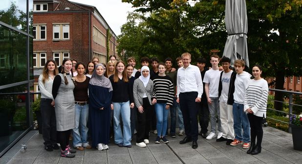 Das sind die Schüler der Klasse 10c des Gymnasiums Wellingdorf, die zu Gast waren im Landtag und Gelegenheit hatten, mit Ministerpräsident Da niel Günther zu diskutieren.