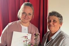 Testorf. Im Rahmen der Mitgliederversammlung des DRK Ortsvereins Testorf wurden zahlreiche Mitglieder für ihre 25- und 60-jährige Mitgliedschaft geehrt. Darunter auch Kerstin Alwast (lks.) für 25 Jahre Vereinszugehörigkeit. Zum Dank wurden ihr eine Ehrennadel, eine Urkunde sowie Blumen überreicht. Des Weiteren wurden zahlreiche Wahlen durchgeführt, unter anderem wurde Maria Belbe (re.) im Amt der 1. Vorsitzenden bestätigt. (red)
