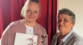 Testorf. Im Rahmen der Mitgliederversammlung des DRK Ortsvereins Testorf wurden zahlreiche Mitglieder für ihre 25- und 60-jährige Mitgliedschaft geehrt. Darunter auch Kerstin Alwast (lks.) für 25 Jahre Vereinszugehörigkeit. Zum Dank wurden ihr eine Ehrennadel, eine Urkunde sowie Blumen überreicht. Des Weiteren wurden zahlreiche Wahlen durchgeführt, unter anderem wurde Maria Belbe (re.) im Amt der 1. Vorsitzenden bestätigt. (red)