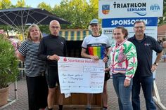 Nach dem 24-Stunden-Lauf überreichten Vertreter des DRK-Ortsvereins Lensahn einen Spendenscheck über 400 Euro an die beiden Spendenläufer.