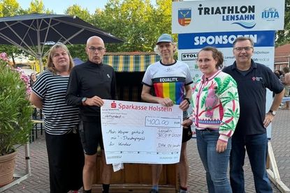 Nach dem 24-Stunden-Lauf überreichten Vertreter des DRK-Ortsvereins Lensahn einen Spendenscheck über 400 Euro an die beiden Spendenläufer.