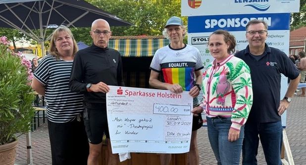 Nach dem 24-Stunden-Lauf überreichten Vertreter des DRK-Ortsvereins Lensahn einen Spendenscheck über 400 Euro an die beiden Spendenläufer.