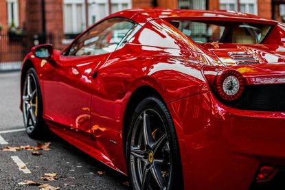 Abbildung 4: Die Marke Ferrari ist nicht nur Race-Track-kompatibel, sondern für all jene, die ihn sich leisten können, auch als Gefährt im Straßenverkehr denkbar.