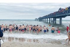 Trotz kaltem Wind und einer Wassertemparatur von 11 Grad stürzten sich 150 Mutige beim Anbaden in Niendorf/Ostsee ins kalte Nass.
