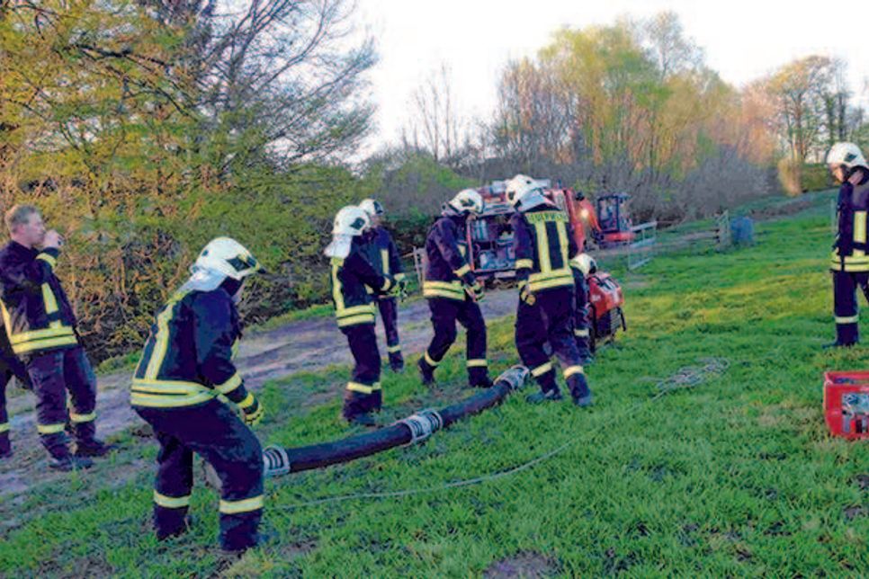Neben den Vorbereitungen für das Gemeindefeuerwehrfest blieb der FFW Braak Klenzau auch noch ausreichend Zeit zum Üben für die Wettkämpfe am Samstag.