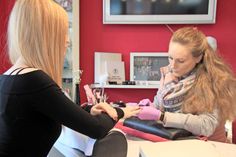 Nicht jedem ist es vergönnt von Natur aus schöne Nägel zu haben - Melanie Weede gibt die Möglichkeit dünne, brüchige, splittrige oder trockene Nägel zum Hingucker zu machen.