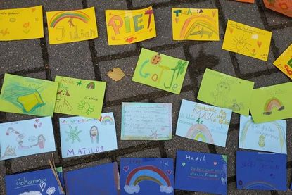 Am letzten Schultag kann der Regenbogen, der aus ungefähr 500 Bildern besteht, in der Schule bewundert werden.