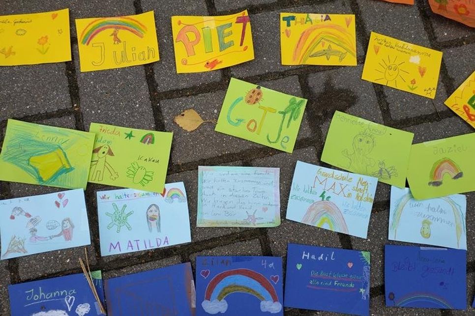 Am letzten Schultag kann der Regenbogen, der aus ungefähr 500 Bildern besteht, in der Schule bewundert werden.