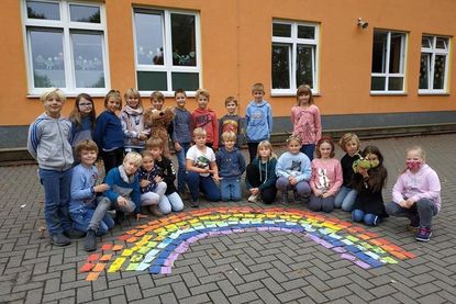 Die Schüler der Grundschule Neustädter Bucht gestalteten einen bunten Regenbogen und brachten so ihr Zusammengehörigkeitsgefühl zum Ausdruck.