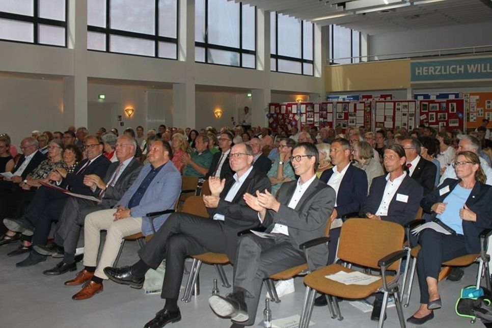 Volles Haus im Theatersaal: Vorne die DKSB-Geschäftsführer Martin Liegmann und Henning Reimann.