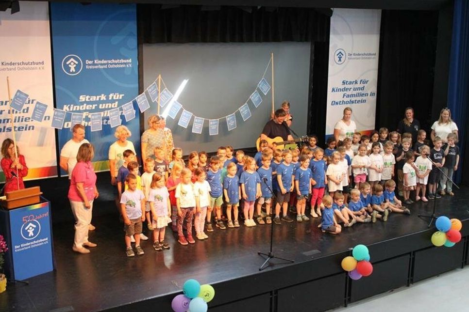 Die DKSB-Kindergartenkinder aus dem gesamten Kreis sorgten mit Liedern für fröhliche Stimmung.