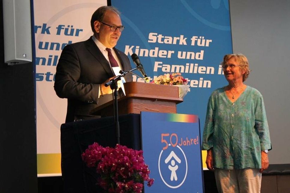 Bürgermeister Mirko Spieckermann dankte Mechtild Piechulla mit Scheck und Blumen.