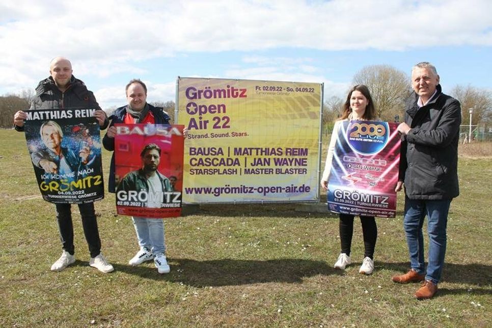 Johannes Stauch, Denny Wardenga, Nicole Ahrens und Touristikleiter Manfred Wohnrade (v. lks.) freuen sich auf die hochkarätigen Stars.