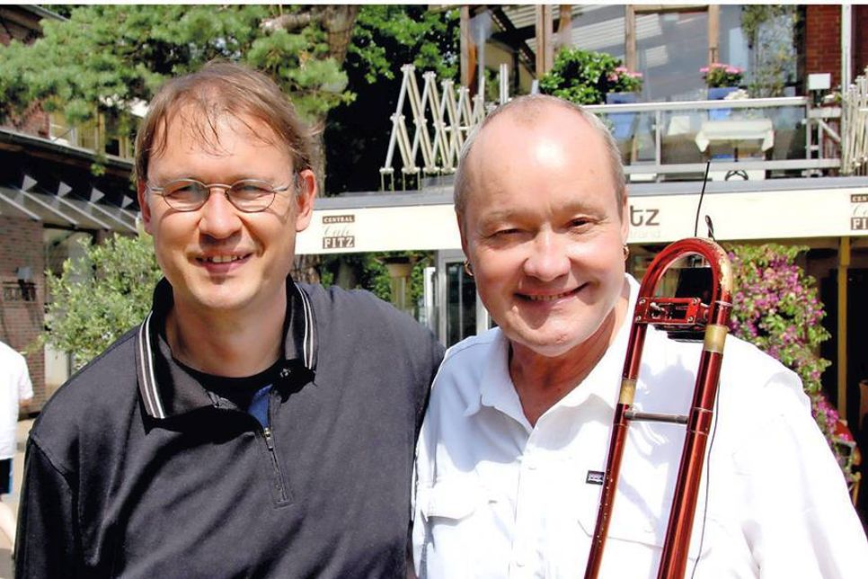 Dr. Axel Ster (links), Leiter der OGT-Big-Band, freut sich mit Nils Landgren, künstlerischer Leiter der Jazz Baltica, auf das „Warm up“-Konzert auf dem Timmendorfer Platz.