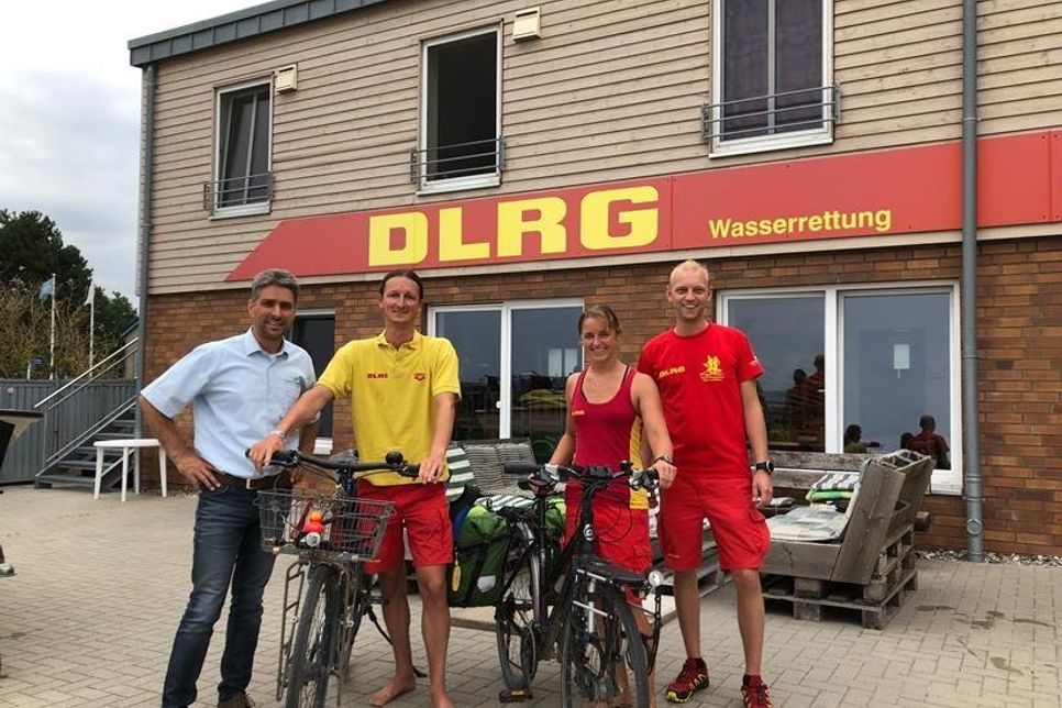 Stephan Reil vom Tourismus-Service, Stefan Reich, Vanessa Roth und Christoph Pierenkemper, Wachführer DLRG Pelzerhaken (v. lks.).
