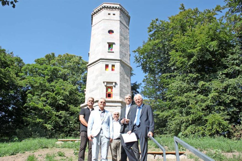 Gaben den offiziellen Startschuss zur Wiedereröffnung des Elisabethturms: Benjamin Ridders als Verbandsvorsteher des Zweckverbandes Bungsberg, Schönwaldes Bürgermeister Winfried Saak, Jörg Schumacher als Geschäftsführer der Sparkassen-Stiftung Ostholstein, Vorstandsmitglied der Sparkasse Holstein Michael Ringelhann sowie Landrat Reinhard Sager (v. lks.).