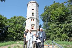 Gaben den offiziellen Startschuss zur Wiedereröffnung des Elisabethturms: Benjamin Ridders als Verbandsvorsteher des Zweckverbandes Bungsberg, Schönwaldes Bürgermeister Winfried Saak, Jörg Schumacher als Geschäftsführer der Sparkassen-Stiftung Ostholstein, Vorstandsmitglied der Sparkasse Holstein Michael Ringelhann sowie Landrat Reinhard Sager (v. lks.).