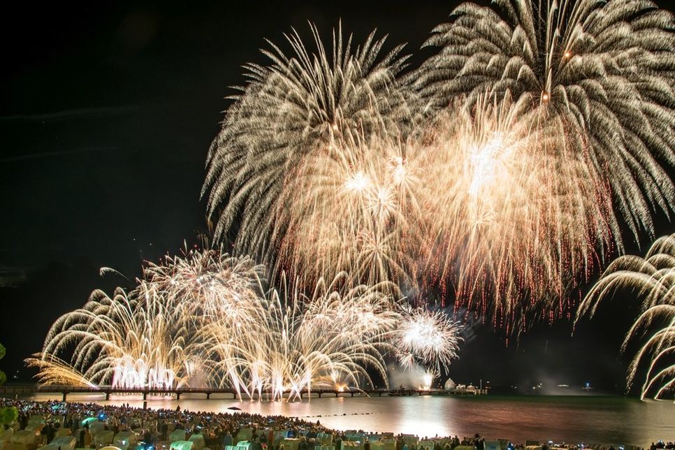 Zu stimmungsvoller Musik wird um 22.45 Uhr für rund 20 Minuten die Ostsee in den buntesten Farben in Flammen aufgehen. (Foto: Arne Jappe)