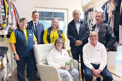 Freuen sich mit den Eheleuten Sylvia und Hartmut Kähler (vorn), ehrenamtliche Betreiber der Kleiderstube Ratekau über die gelungene Umgestaltung der Kleiderstube (v.l.): Karina Einicke, Shopkeeper bei IKEA Lübeck, Ratekaus Bürgermeister Thomas Keller, Laudine Smid, Teamleiterin IKEA für Unternehmen Lübeck, Ingo Prill, Vorsitzender des DRK-Ortsvereins Ratekau und Holger Markmann, Markmann Bestattungen Ratekau.