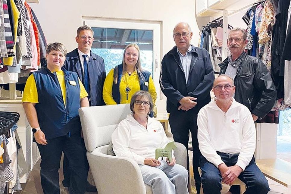 Freuen sich mit den Eheleuten Sylvia und Hartmut Kähler (vorn), ehrenamtliche Betreiber der Kleiderstube Ratekau über die gelungene Umgestaltung der Kleiderstube (v.l.): Karina Einicke, Shopkeeper bei IKEA Lübeck, Ratekaus Bürgermeister Thomas Keller, Laudine Smid, Teamleiterin IKEA für Unternehmen Lübeck, Ingo Prill, Vorsitzender des DRK-Ortsvereins Ratekau und Holger Markmann, Markmann Bestattungen Ratekau.
