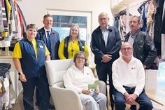 Freuen sich mit den Eheleuten Sylvia und Hartmut Kähler (vorn), ehrenamtliche Betreiber der Kleiderstube Ratekau über die gelungene Umgestaltung der Kleiderstube (v.l.): Karina Einicke, Shopkeeper bei IKEA Lübeck, Ratekaus Bürgermeister Thomas Keller, Laudine Smid, Teamleiterin IKEA für Unternehmen Lübeck, Ingo Prill, Vorsitzender des DRK-Ortsvereins Ratekau und Holger Markmann, Markmann Bestattungen Ratekau.