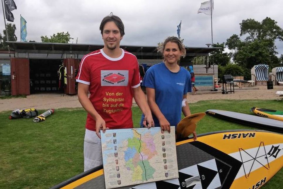 Florian Drechsler zeigt auf einer Landkarte, welche Orte er bis zu seiner Ankunft auf der Zugspitze durchquert.