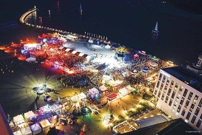 Wenn es Nacht wird in Travemünde, dann ist die Zeit gekommen für die Partygänger, die in den Beach-Clubs der König Pilsener Beach Arena ihren Patz zum Feiern finden.