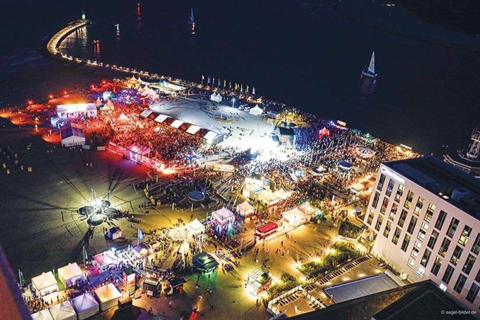 Wenn es Nacht wird in Travemünde, dann ist die Zeit gekommen für die Partygänger, die in den Beach-Clubs der König Pilsener Beach Arena ihren Patz zum Feiern finden.