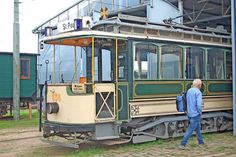 Schmuck und alt: eine Bahn aus Hamburg - Altona.
