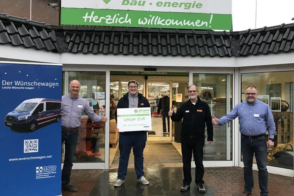 Standortleiter Holger Werner (re.) und Baufachmarktleiter Heiko Müller (lks.) überraschten das Team um Jörg Bochnik (2. v. re.).