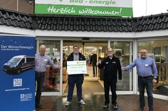 Standortleiter Holger Werner (re.) und Baufachmarktleiter Heiko Müller (lks.) überraschten das Team um Jörg Bochnik (2. v. re.).