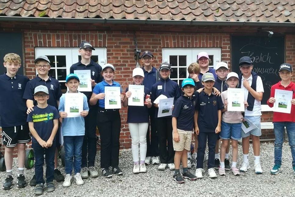 Sieger und Teilnehmer des AK 8/10/12/14-Cups mit Jugendwartin Steffi Buhtz.
