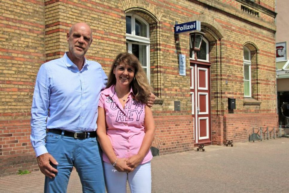Catrin Frost folgte bereits 2001 auf Detlef Latendorf und übernahm seine Stelle als Vertreter der Leitung der Kriminalpolizeistelle Eutin, die sie dann von 2013 bis 2015 kommissarisch leitete.