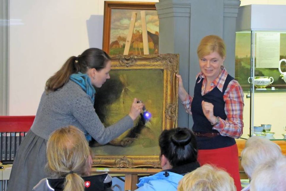 Da die Kunstexpertinnensprechstunde immer sehr schnell ausgebucht ist, wird eine schnelle Anmeldung empfohlen.