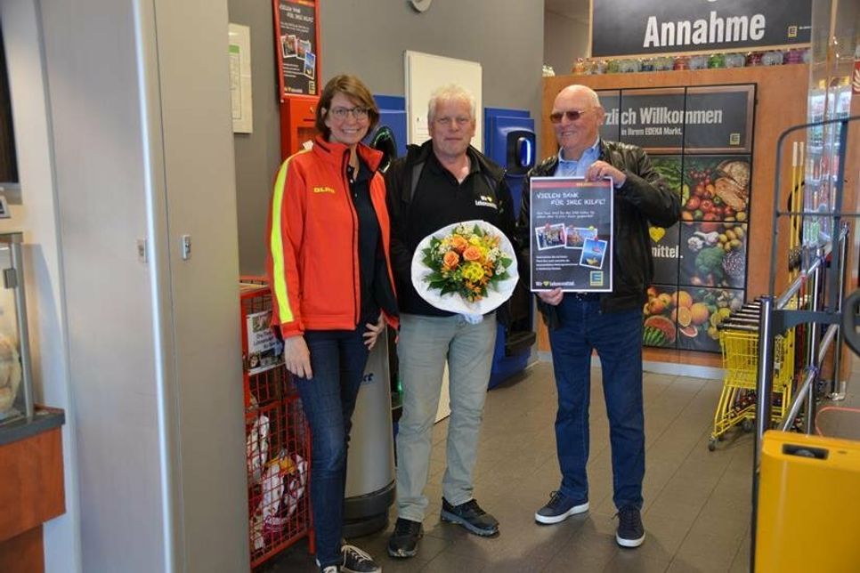 Sage und schreibe 11.111 Euro an Pfandspenden konnten seit Beginn der Aktion im Edeka-Markt Weinberg in Grube gesammelt werden. Bei Marktleiter Michael Weinberg (Mitte) bedankten sich Jürgen Schlünder, Vorsitzender der DLRG Dahme und Eva Krautter, Referentin für Verbandskommunikation vom Landesverband Schleswig-Holstein.