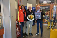 Sage und schreibe 11.111 Euro an Pfandspenden konnten seit Beginn der Aktion im Edeka-Markt Weinberg in Grube gesammelt werden. Bei Marktleiter Michael Weinberg (Mitte) bedankten sich Jürgen Schlünder, Vorsitzender der DLRG Dahme und Eva Krautter, Referentin für Verbandskommunikation vom Landesverband Schleswig-Holstein.
