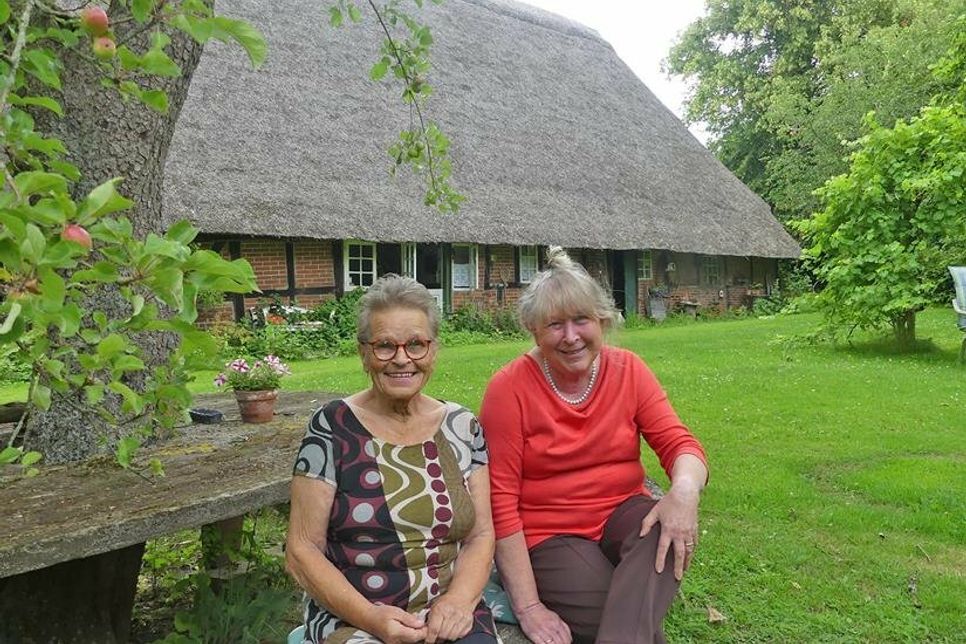 Am 27. August ist wieder Flohmarkt auf dem Seehof: Flohmarktbummeln, Waffeln essen, Gutes tun an einem herrlichen Sonntag unter alten Obstbäumen – geht es noch besser? „Ganz sicher nicht“, sind sich Gerti Schellbach-Gondesen und Annelie Mader einig.