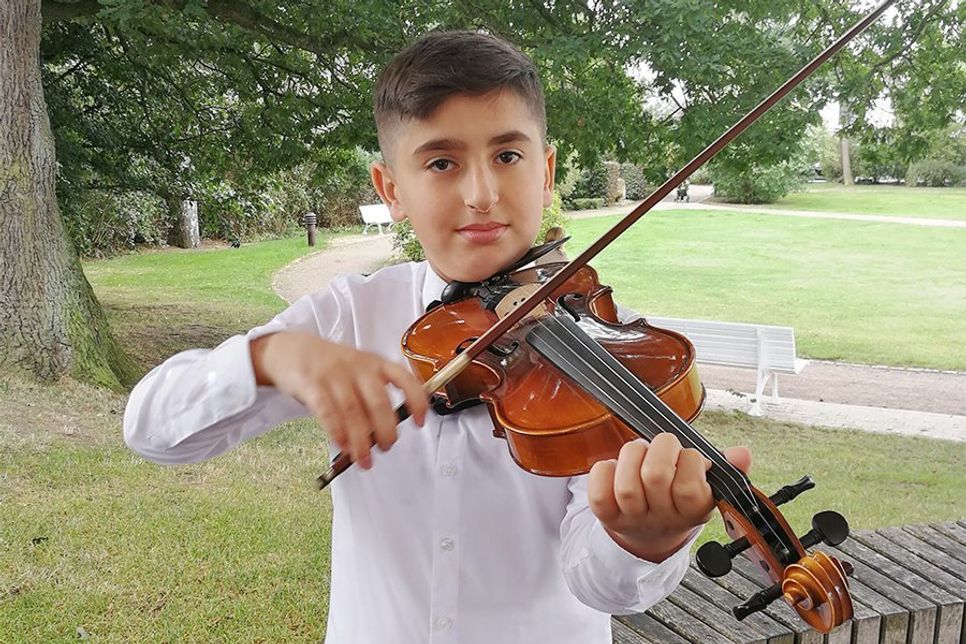 Um 12.45 Uhr hat der zehnjährige Geigenspieler Mohammed Jan Mahmoud aus Syrien seinen Auftritt.