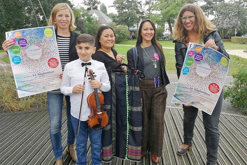 Christine Knebelkamp (TSNT GmbH, von links), der zehnjährige Geigenspieler Mohammed Jan Mahoumd aus Syrien, Laddawan Pankanin vom Foodtruck Thai Wok, die Timmendorfer Modedesignerin Ritchie Karkowski mit philipinischen Wurzeln und Musikerin Uli von Welt freuen sich auf das Event „Horizonte“.