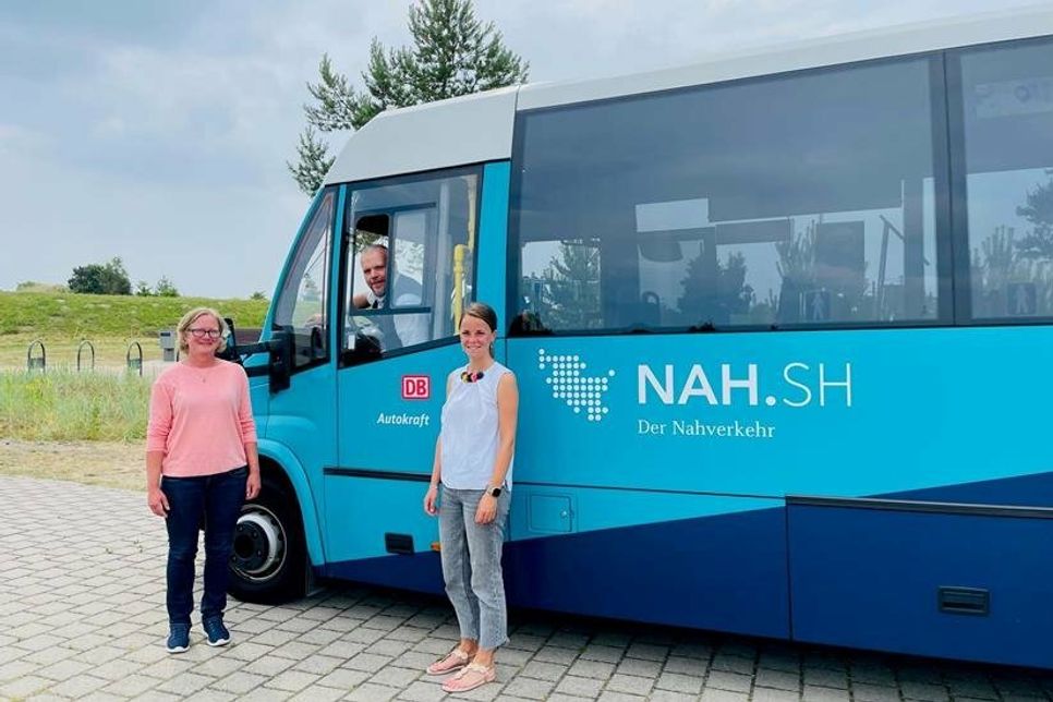 Dana Schulz von der Autokraft (lks.) und Jacqueline Schumacher vom Tourismus-Service Grömitz freuen sich auf die Saison 2022 mit dem neuen Shuttle-Bus.