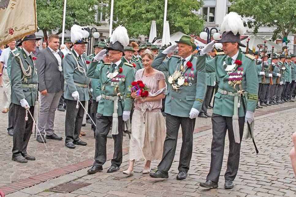 Am Sonntagmorgen sind die Schützenbrüder und Schützenschwestern auf dem Eutiner Marktplatz anzutreffen – hier werden die befreundeten Gilden und Vereine begrüßt und um 13 Uhr findet das traditionelle Platzkonzert statt.