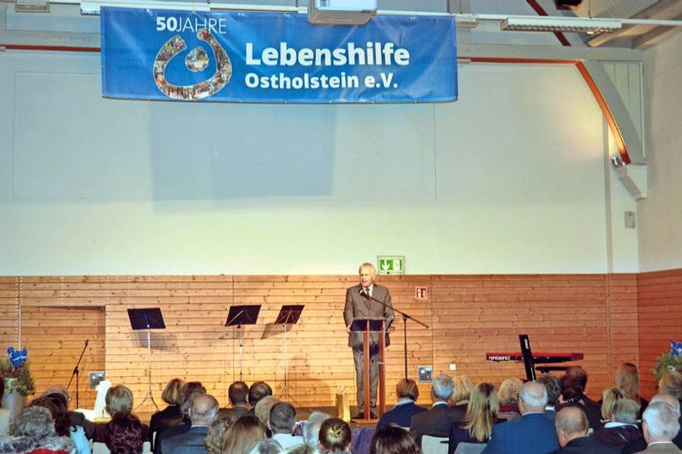 Ostholsteins Landrat Reinhard Sager überbrachte die Glückwünsche des Kreises. Er war einer der wenigen Gastredner – was den offiziellen Teil zu einer kurzweiligen Angelegenheit machte. (Foto: Stefan Setje-Eilers)