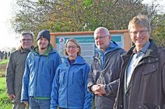Gaben das Stiftungsland Lanker See offiziell für die Öffentlichkeit frei: Bürgermeister Kai Johanssen (v.r.), Walter Hemmerling, Heike Henning und Moritz Ott von der Stiftung Naturschutz und Hans-Joachim Schröder vom Gewässerunterhaltungsverband Schwentinegebiet